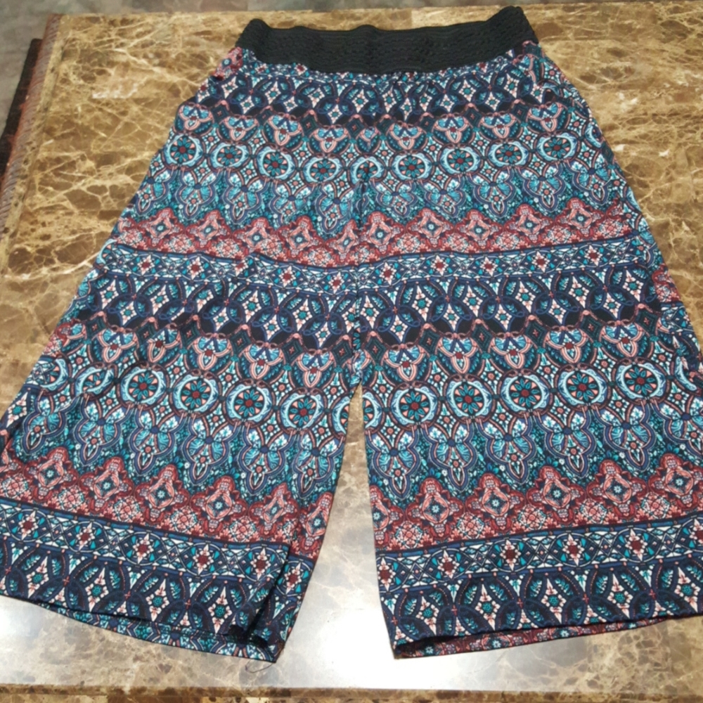 Wide legged ladies capris